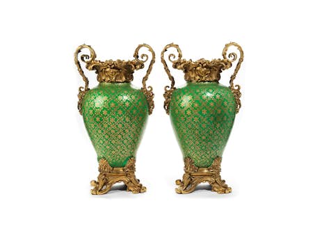 Paar imposante Porzellanziervasen mit vergoldeter Bronzemontierung